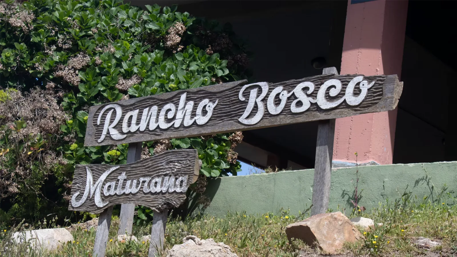 Cartel de madera de Rancho Bosco Maturana.
