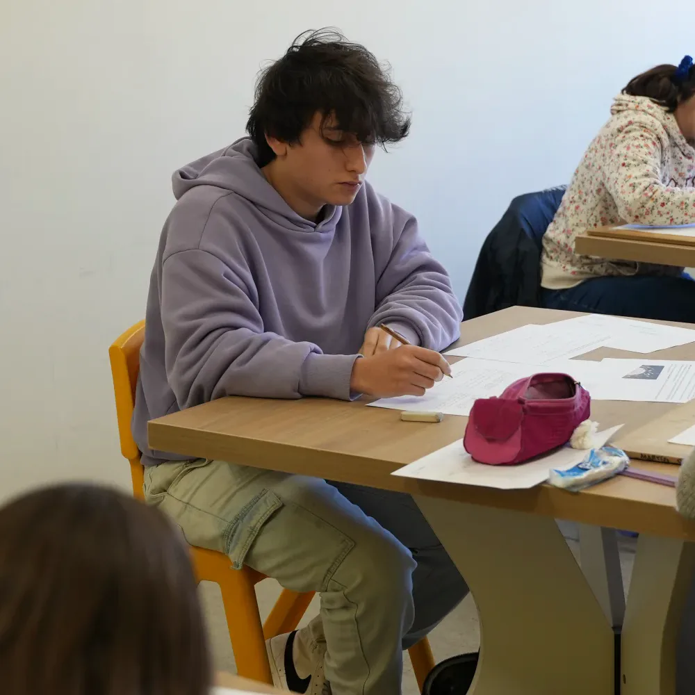 Estudiantes de bachillerato compartiendo una actividad de integración.