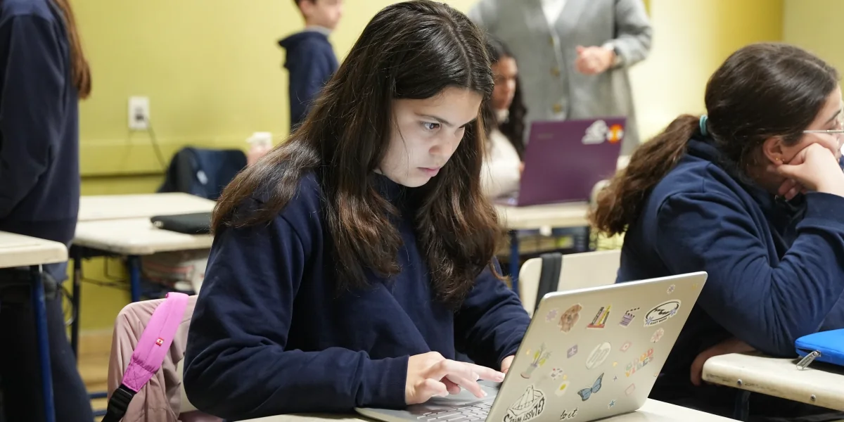 Estudiantes de Ciclo Básico trabajando en proyectos.