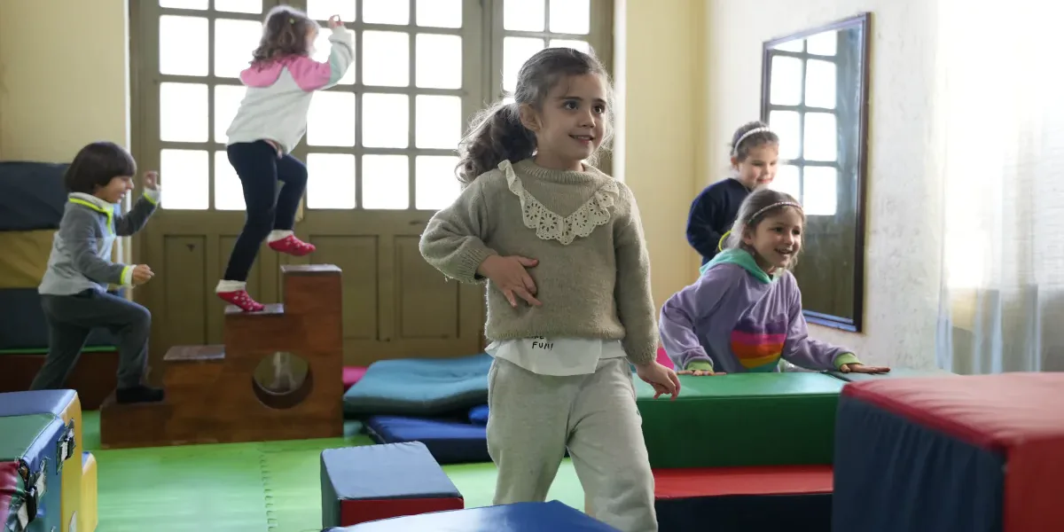 Niños de Maternal al aire libre.